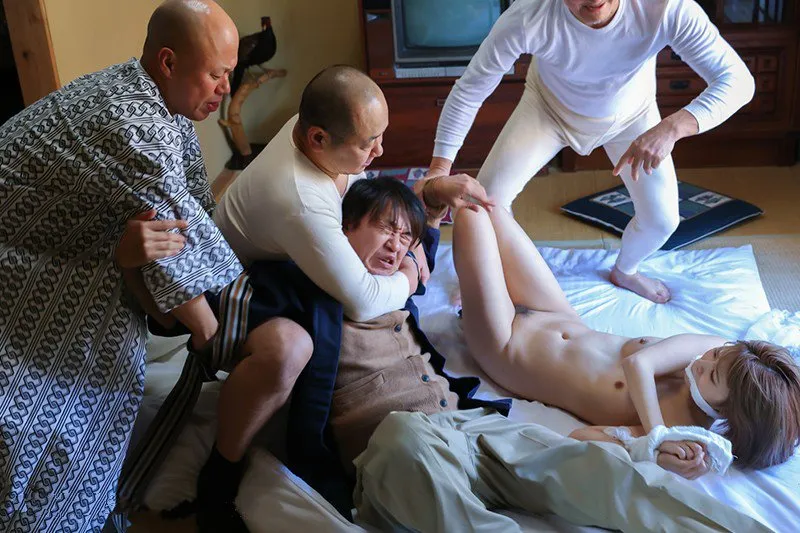 ông xã nhìn người vợ bị những tên tù vượt ngục cưỡng hiếp