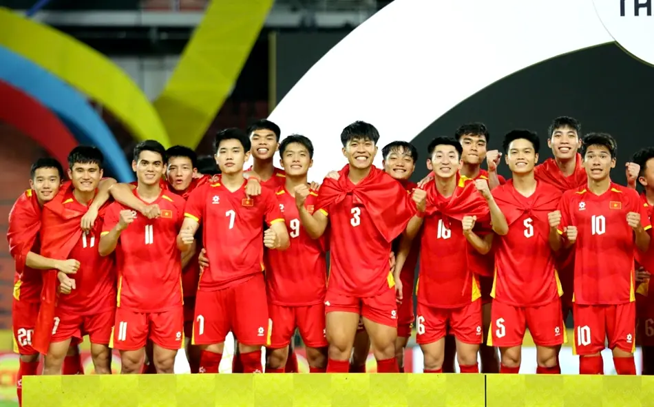 U23 Việt Nam khoi dong truoc tran gap U23 Trung Quoc